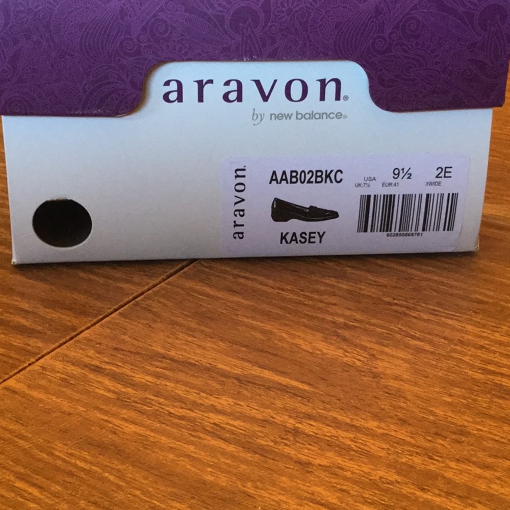 LIKE NEW! Aravon slip on dress shoes. - Picture 7 of 8